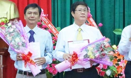 Hai ông Võ Ngọc Hòa (phải) và Lê Tấn Thảo tại lễ nhận quyết định bổ nhiệm Chủ tịch và Phó chủ tịch huyện Đông Hòa vào tháng 1/2026, nay đều đã bị khởi tố. Ảnh PYO