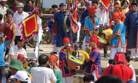 Những chiếc thuyền tế nối nhau ra biển lớn. Ảnh Nguyễn Ngọc