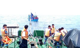 Lực lượng cảnh sát biển hỗ trợ tàu ngư dân gặp nạn ở Hoàng Sa - ảnh minh họa 