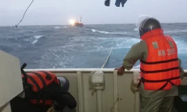 Tàu 365 lai dắt tàu cá QB 98799TS bị nạn vào bờ - ảnh Xuân Hưởng 