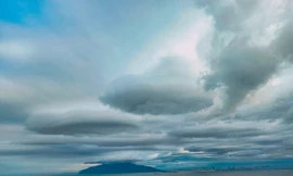 Một Hải Vân đầy màu sắc và hình khối nhìn từ những đám mây. Ảnh: Nhật Linh 