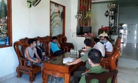 Công an Quảng Ngãi làm việc với người nhà xe Thanh Hường - ảnh Thiên Quỳ Tử