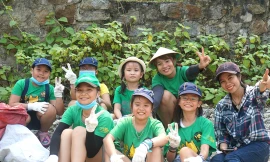 Nụ cười của các em học sinh và thành viên nhóm SASA khi ..nhặt rác. Ảnh: V.T