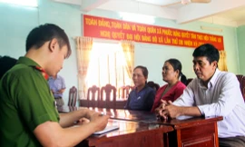 Công an xã Phước Hưng tiến hành các thủ tục để phân chia số tài sản. Ảnh: Tr.Định