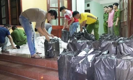 Bắt giữ hơn 17.000 bao thuốc lá lậu trên xe sang ở Bình Đình