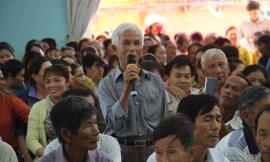 Người dân địa phương chất vấn lãnh đạo tỉnh tại buổi đối thoại. Ảnh: Tr.Định