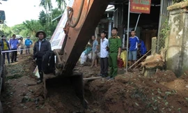 10 ngôi nhà ở Quảng Ngãi hư hỏng sau tiếng nổ lớn 