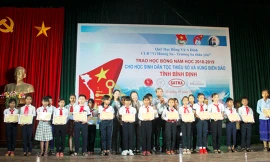 Câu lạc bộ “Vì Hoàng Sa - Trường Sa thân yêu” trao tặng 60 suất học bổng cho các em học sinh là con em các gia đình ngư dân khó khăn của các huyện Phù Cát, Phù Mỹ và Hoài Nhơn. Ảnh: Tr.Định