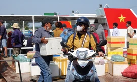 Người dân Lý Sơn phấn khởi khi được lưu thông trở lại sau 15 ngày giãn cách xã hội. Ảnh: Nguyễn Ngọc 