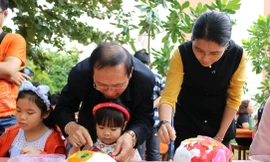 Cha mẹ, ông bà cùng con cháu tô heo đất tại phiên chợ Tết - ảnh Bích Ngọc 