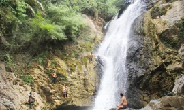 Thác Tà Puồng. Ảnh: PXD