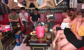 Cảnh tụ tập đông người trong quán karaoke Mỹ Trâm, bất chấp lệnh cấm ngăn dịch COVID-19 - ảnh Công an cung cấp