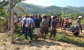 Người dân địa phương theo dõi sự việc.