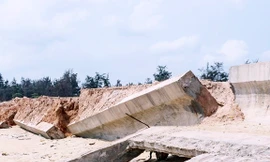 Tuyến đê, kè tan nát. Ảnh: Tr.Định