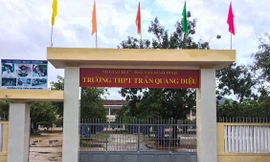 Học sinh đánh thầy giáo nhập viện