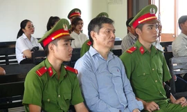 Dù đang thụ án 20 năm tù, cựu Chủ tịch Vinashin Phạm Thanh Bình vẫn phải có mặt tại phiên tòa của TAND tỉnh Phú Yên để lãnh thêm án. Ảnh: Văn Tài