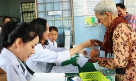 Các cụ già cao tuổi được khám bệnh và phát cấp thuốc miễn phí