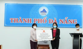 Bà Đặng Thị Kim Liên – Chủ tịch UBMTTQ Việt Nam TP Đà Nẵng (bên trái) thay mặt TP tiếp nhận sự ủng hộ kịp thời của Vingroup.