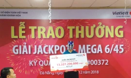 Bà N.T.L.P nhận giải thưởng 13,3 tỷ đồng dưới mặt nạ người máy Optimus Prime - Ảnh T.Q