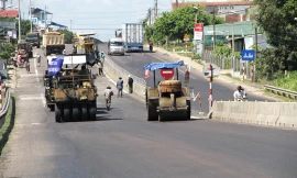 Khắc phục hư hỏng trên QL 1A đoạn qua địa bàn tỉnh Bình Định - Ảnh: Trương Định