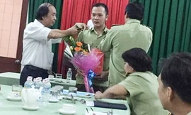 Ông Hà Lê Hoàng (thứ 2 từ trái qua) lúc được bổ nhiệm Phó chi cục trưởng Chi cục QLTT Bình Định.