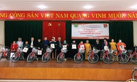 Ông Nguyễn Khôi – phó Ban thường trực Ban liên lạc bộ Cựu cán bộ Đoàn thanh niên Việt Nam phía Nam trao tặng quà cho các em học sinh 