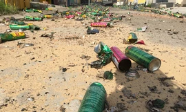 Hàng ngàn chai thuốc xịt muỗi bị phát nổ, văng khắp nơi. Ảnh: Tr.Định