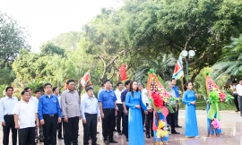 Đoàn về thăm dâng hoa, dâng hương tưởng nhớ công ơn của vua Quang Trung – Nguyễn Huệ tại Bảo tàng Quang Trung (huyện Tây Sơn, tỉnh Bình Định). Ảnh: Tr.Định