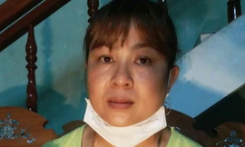 Chị Nguyễn Thị Kim Hồng vợ thuyền trưởng Đặng Tự theo dõi tọa độ tàu của chồng ở Hoàng Sa - ảnh Văn Chương 