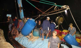 Những chiếc phuy đựng nước, can nhựa đã cứu sống ngư dân gặp nạn trên biển - ảnh Tr. Định 