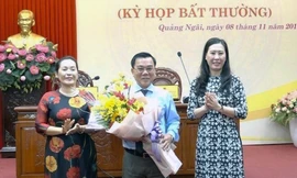 Ông Nguyễn Tấn Đức (đứng giữa) được bầu làm Phó chủ tịch HĐND tỉnh Quảng Ngãi nhiệm kỳ 2016 - 2021. Ảnh Nguyễn Ngọc