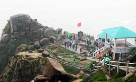 Lễ chào cờ nơi đón ánh bình minh đầu tiên ở Việt Nam