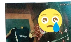 Thanh niên có hành động phản cảm khi cúi xuống nhìn vào váy của một cô gái trong thang máy.