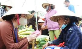 Phát phiếu cho bà con vào đổi hàng - ảnh Minh Quân 