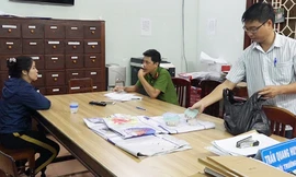 Công an làm việc với đối tượng và tang vật