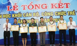 Bí thư thường trực T.Ư Đoàn Nguyễn Anh Tuấn trao giải Nhất cho các thi sính xuất sắc 