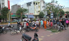 Rất đông người dân theo dõi vụ việc - ảnh PV