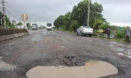 Nhiều đoạn bong tróc chưa kịp “vá”, mặt đường đã xuất hiện thêm các ổ voi, ổ gà khiến người dân bất an. Ảnh: Tr. Định