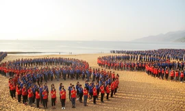 Hơn 5.000 ĐVTN tỉnh Bình Định đồng diễn, xếp hình dưới bình minh biển đảo Ảnh: Tr.Định