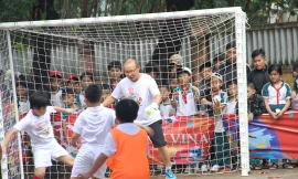 HLV Park Hang Seo với các bạn nhỏ yêu bóng đá Bình Định