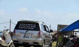 Chiếc xe ô tô chở công binh bị giữ lại cạnh bên lán trại. Ảnh: Tr.Định