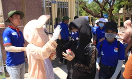 Thú nhồi bông tiếp sưc mùa thi - ảnh Nguyễn Ngọc 