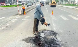 Vá tạm Quốc lộ 1D 'hư hỏng do mưa'