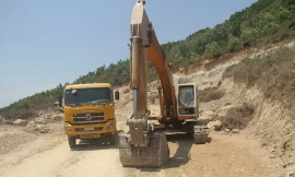 Người dân thôn Chánh Lý bắt quả tang Công ty Bình Diễm đưa xe vào núi Mò O khai thác đất trái phép. Ảnh: Tr. Định