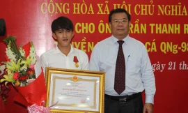 Trao Huân chương dũng cảm cho ngư dân Trần Thanh Ron