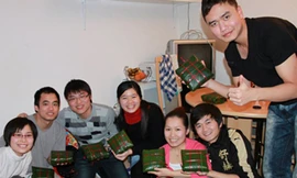 Du học sinh gói bánh chưng, đón tết ở Đức