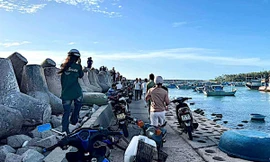 Phát hiện thi thể nghi nạn nhân vụ 6 du khách bị cuốn trôi ở đảo Phú Quý