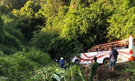 Xe khách du lịch chở nhiều trẻ em và phụ nữ lao xuống vực sâu
