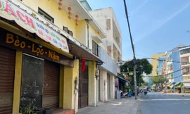 TPHCM quy định, đối với nhà ở kết hợp kinh doanh, sản xuất thì lối thoát nạn có chiều rộng thông thủy tối thiếu 0,8m, chiều cao thông thủy tối thiểu 1,9m.