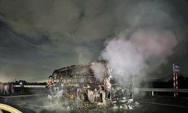 Xe khách giường nằm cháy trơ khung trên cao tốc Phan Thiết - Dầu Giây